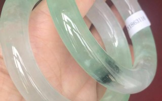 古董翡翠手镯图片2万买了个豆种翡翠手镯