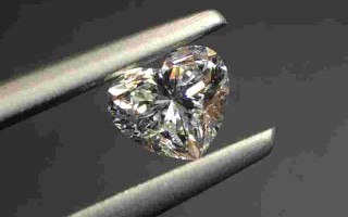 一般钻石戒指是什么材质做的,钻戒一般用的什么钻石