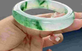 翡翠手镯有一点亮是怎么回事翡翠手镯表面有亮晶晶的东西是什么