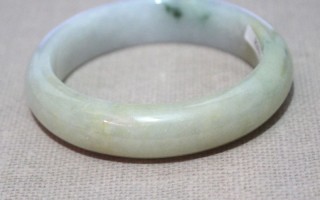 翡翠手镯有黄翡色线,翡翠手镯有色线是什么意思