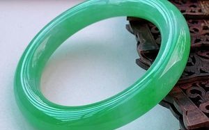 正阳绿翡翠手镯实体店多少钱,正阳绿翡翠手镯实体店