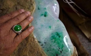 翡翠鉴别看瑞丽老佛爷珠宝,缅甸翡翠原石现在能进瑞丽吗