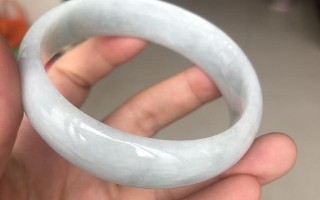 哪位大师帮我看看我的这只手镯什么品种，价位如何？