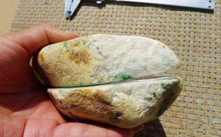 翡翠原石切割下刀什么样的原石能切出翡翠