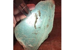 翡翠的原石切割,广东天然翡翠原石切割