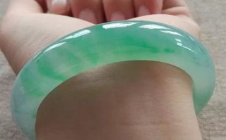什么颜色的玉手镯最好翡翠手镯戴几天有几个地方有绿线