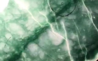 白底青翡翠原石翡翠油青种好还是白底青好