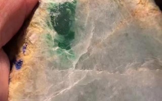 翡翠原石表皮,表面带油性的翡翠原石