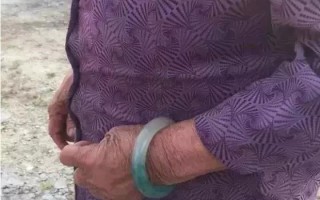 土豪收到别人翡翠手镯,美女装土豪砸碎翡翠手镯