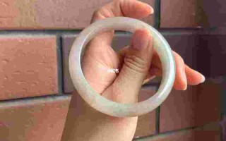 高货翡翠手镯有石头的裂纹值钱吗高货翡翠手镯有石头的裂纹值钱吗知乎