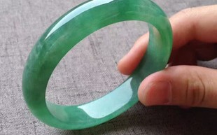 翡翠手镯评估,翡翠手镯的评估定价