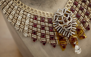 多种元素致敬经典 Chanel 推出 Tweed de Chanel 高级珠宝系列新作