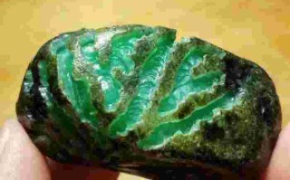 翡翠原石价格多少钱一克,翡翠原石价格多少钱一克呢