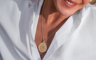 Boucheron 推出一件 Medallion Wladimir the Cat 黄金挂坠