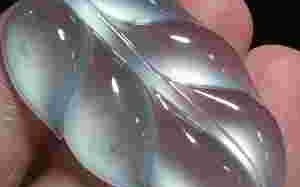 晴水玻璃种翡翠价格,晴水玻璃和白玻璃翡翠哪个好