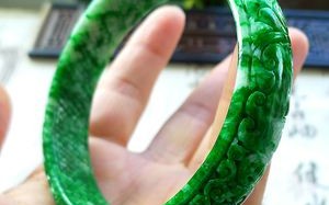 翡翠镶嵌里的钻石大部分是什么钻满钻手镯翡翠知识