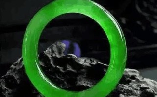 翡翠带黄好不好,翡翠手镯里边有黄点