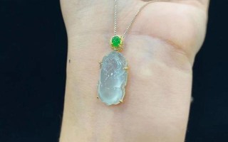 年轻喜欢哪种翡翠手镯什么样的翡翠手镯显年轻