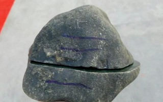 格应角场口翡翠原石切开,翡翠原石的价位