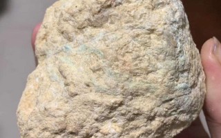 木那白岩沙色料能进吗木那翡翠原石有裂