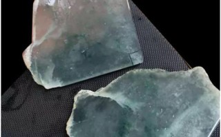 高冰种翡翠骨子里都透着一股寒意，像极了那高傲的美人，欲得越不可得