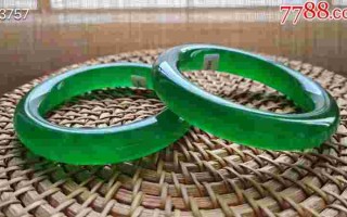 包含白底翡翠手镯上有墨绿色的的词条