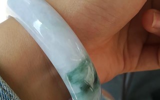 在云南昆明买的翡翠玉镯，请懂行的帮忙看看值7300块吗？