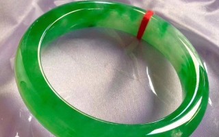 包含淡绿色翡翠玉镯的价格的词条