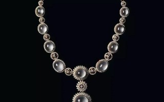 翡翠项链与美丽佳人搭配， 象征着幸福和满足！