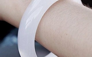 怎么挑玉镯？我去店里看了，好多的玉镯价格也不同，什么样的好？