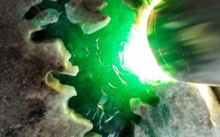 翡翠原石帝王绿180亿老坑帝王绿翡翠的真正价值