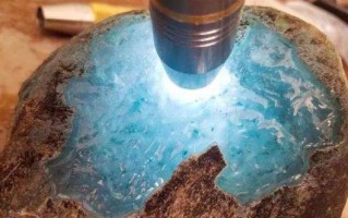 翡翠原石有股刺鼻味道翡翠原石有股味道