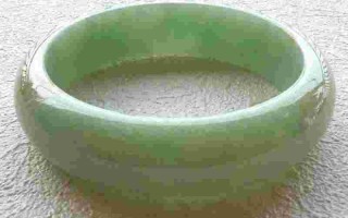 浅绿色翡翠玉手镯多少钱一个,浅绿色翡翠玉手镯多少钱