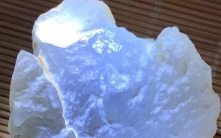 翡翠原石紫光变绿,紫光灯照射下玉变黄