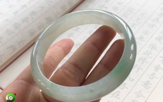 翡翠手镯1万元是假的吗的简单介绍