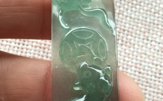 翡翠手把件好还是和田玉好,翡翠手把件价格是多少
