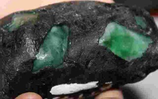 翡翠原石多少钱一斤,翡翠原石价格多少钱一公斤