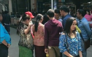 翡翠原石摆摊卖的简单介绍