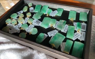 飘油绿翡翠玉手镯翡翠与玉哪个好