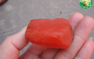 红色翡翠原石图片翡翠里有绿色带黑的是什么种