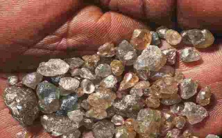 钻石刚开采的时候是什么样,刚出土的钻石是什么样的