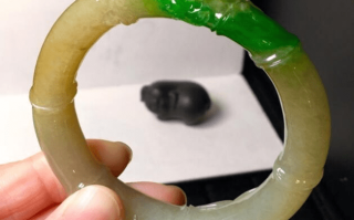 姑娘带的翡翠手镯值钱吗姑娘带的翡翠手镯