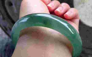 双手各戴翡翠手镯的好处双手各戴翡翠手镯的好处是什么