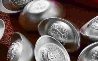 银子最有灵性了,戴银最旺的属相女