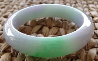 价值一万元的翡翠手镯,5千左右的豆种翡翠手镯