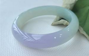 买翡翠手镯好还是玉镯好呢买翡翠手镯好还是玉镯好