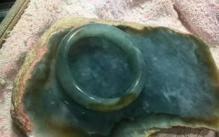 翡翠玉镯里面有裂纹是怎么回事？