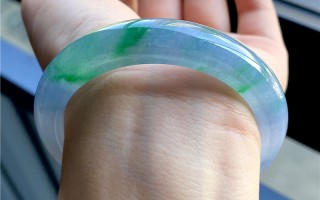 紫绿橙三色翡翠手镯,一对7亿的翡翠手镯