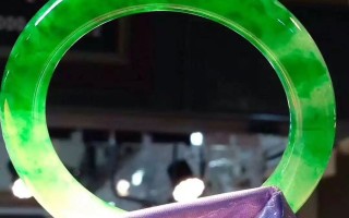 翡翠手镯养人,翡翠手镯真的养人吗