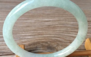 手细戴什么翡翠手镯,怎样带细翡翠手镯